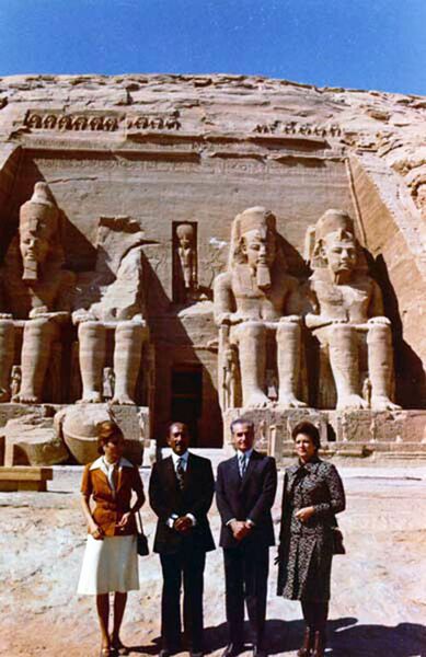پرونده:ShahanshahAryamehrShahbanouPresidentSadatLuxorDey1353d.jpg