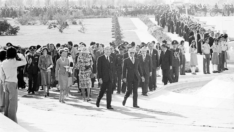 پرونده:ShahanshahAryamehrGiscard d’EstaingTehranShahyadMehr2535g.jpg