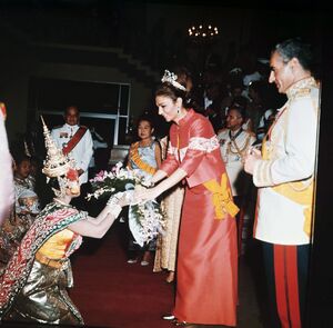 ShahanshahShahbanouKingQueenThailandStateBanquet3Bahman1346a.jpg
