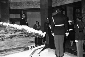 CrownPrinceAkihitoPrincessMichiko visitMausoleumRezaShahAbaan1339b.jpg