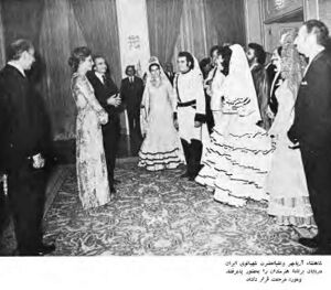 ShahanshahAryamehrShahbanouJashnFarhangVaHonarAban1353b.jpg