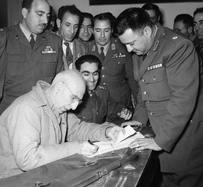 پرونده:MossadeghTrial35b.jpg