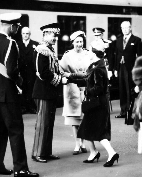 پرونده:ShahanshahArrivalVictoriaStationLondonQueenElizabeth1338b.jpg