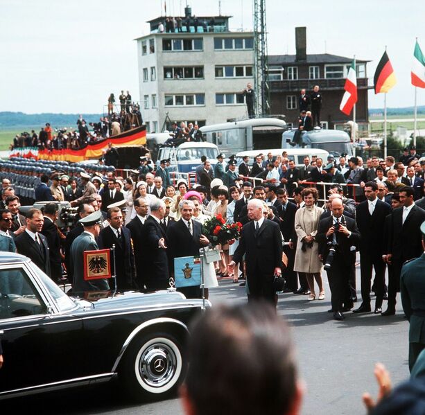 پرونده:ShahanshahShahbanouKoeln-BonnAirportHeinrichLübkeChancellor1967b.jpg