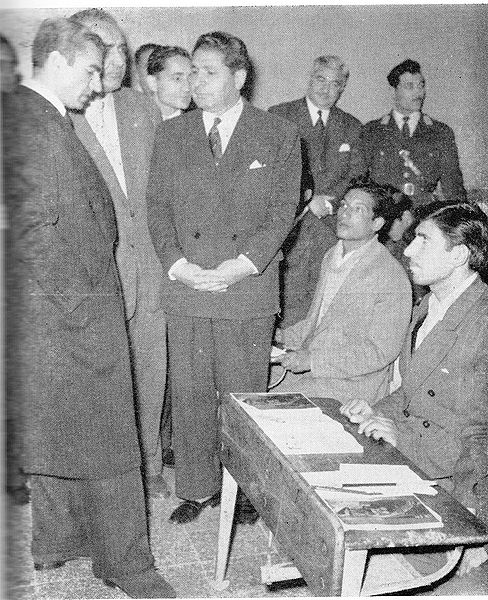 پرونده:Shahanshah visit Akaber classes.jpg