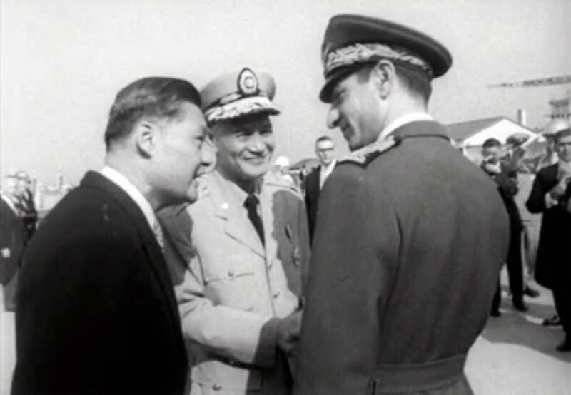 پرونده:ShahanshahArrivalTaipeiAirportChiangKaishekPresident.jpg
