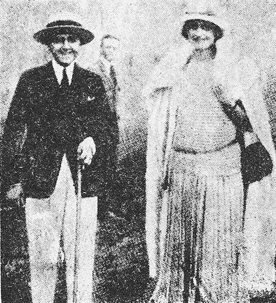 پرونده:AhmadShah in Paris.jpg