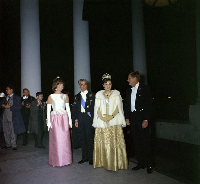 پرونده:ShahanshahShahbanouStateDinnerKennedy1341a.jpg