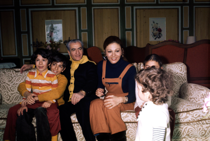 پرونده:Royal Family 2.png