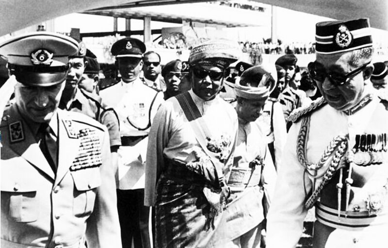 پرونده:ShahanshahAryamehrKingMalaysiaArrival27Dey1346 KualaLumpur.jpg