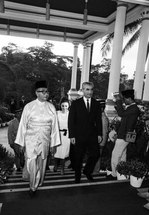 ShahanshahAryamehrShahbanouKingEsmailMalaysiaDey1346.jpg