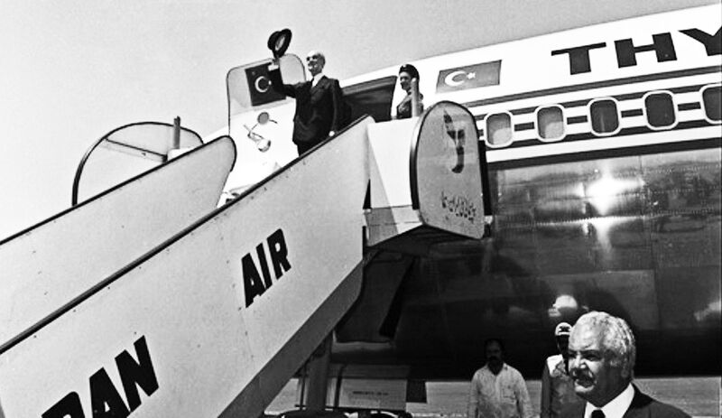 پرونده:FahriKorutürkPresidentTurkeyDeparture17Khordad1354.jpg