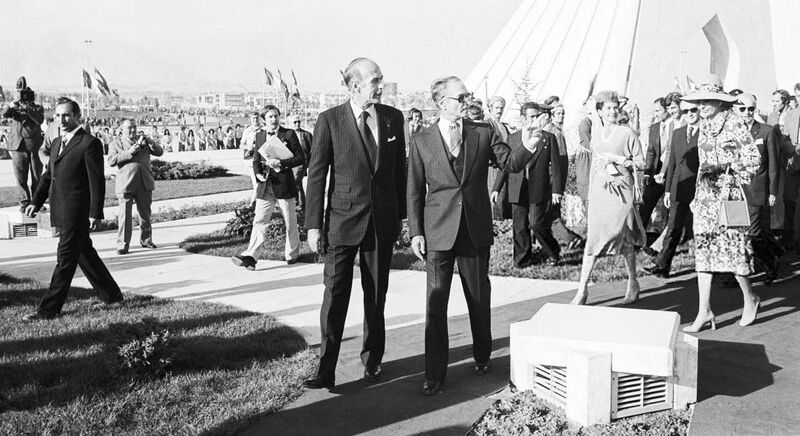 پرونده:ShahanshahAryamehrGiscard d’EstaingTehranShahyadMehr2535d1.jpg