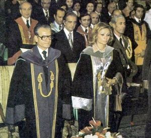 ShahanshahAryamehr va ShahbanuTehranUniversityMehr2536.jpg