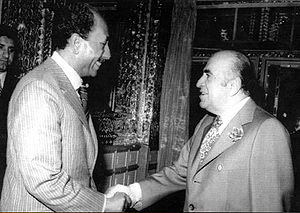 Hoveyda va Sadat1355.jpg