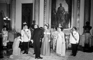 ShahanshahShahbanouKingQueenThailandStateBanquet3Bahman1346d.jpg