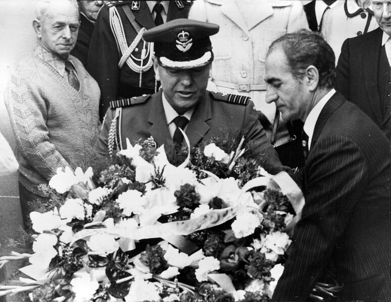 پرونده:ShahanshahLayingWreathWarMemorial CanberraMehr1353a.jpg