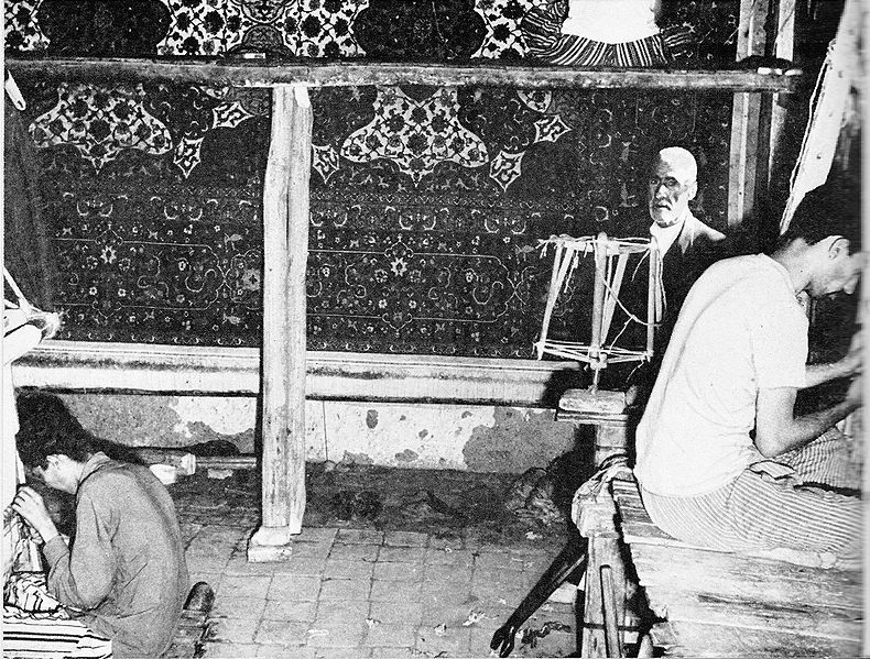 پرونده:CarpetweavingTabriz.jpg