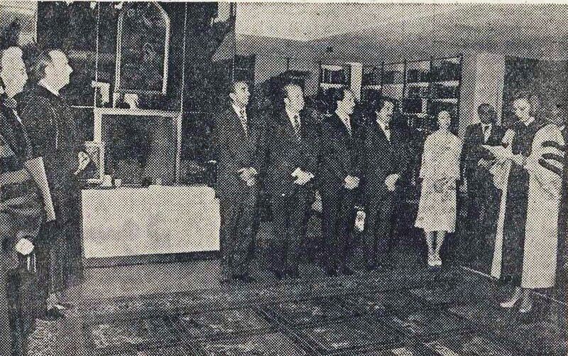 پرونده:ShahbanouHonoraryDoctorLaws AmericanUniversityNiavaranPalace24Khordad1354b.jpg