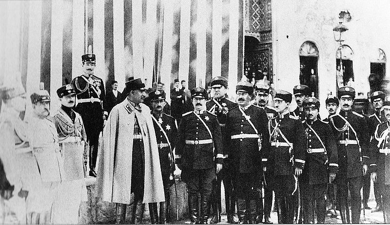 پرونده:RezaKhanPrimeMinister va Generals.jpg