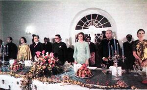 ShahanshahShahbanouEslamAbadPresidentPakistanGalaDinner17Esfand1354h.jpg