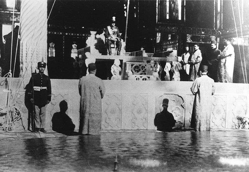 پرونده:RezaShahBozorgCoronation1.jpg