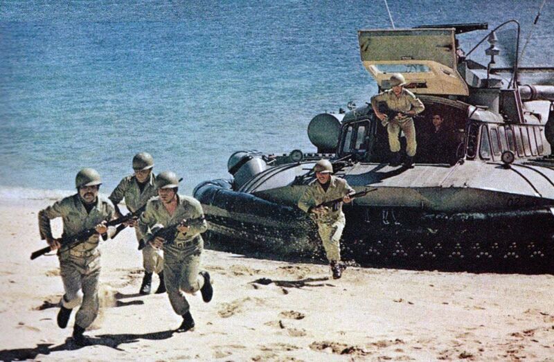 پرونده:ImperialIranianNavyMilitaryDril-HovercraftModel SRN-6l.jpg