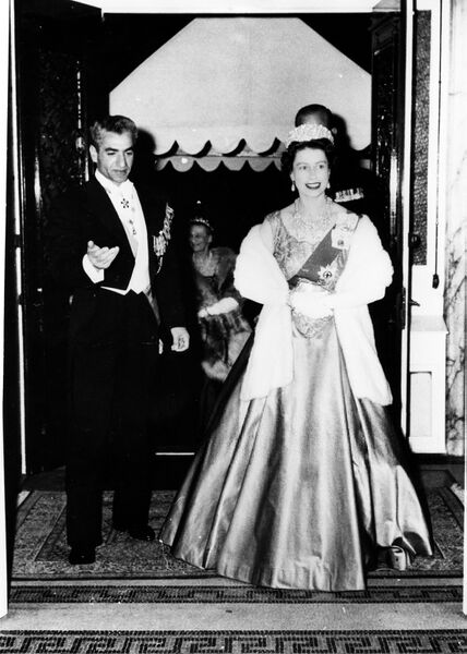 پرونده:ShahanshahQueenElizabethBanquetImperialIranianEmbassy1338.jpg