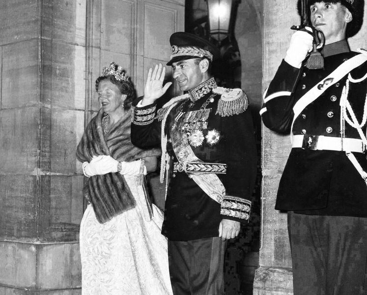 پرونده:ShahanshahQueenBeatrixArrivalNetherlands1338d.jpg