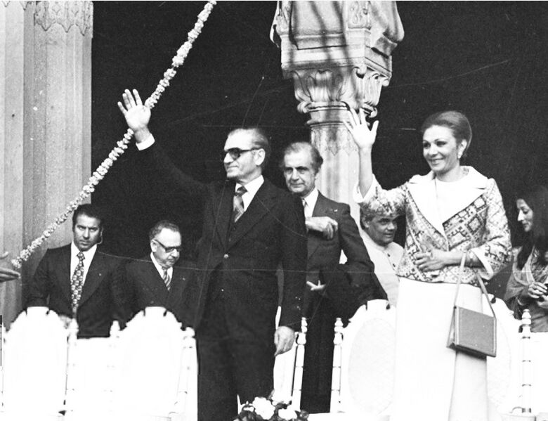 پرونده:ShahanshahShahbanouNew Delhi14Bahman2536MorajiDesaiPM1.jpg