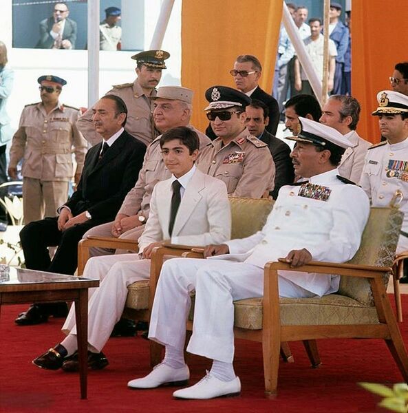 پرونده:ValiahdRezaPahlaviEgyptPresidentSadat1354k.jpg