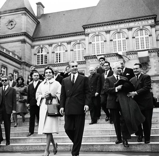 پرونده:ShahanshahShahbanouUniversityOfParis1340.jpg