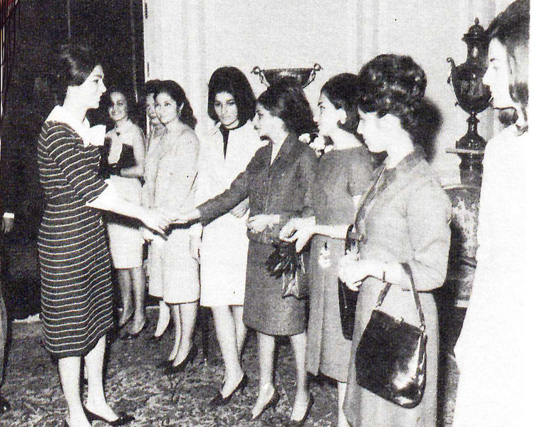 پرونده:ShahbanouStudentsBeirutTehran1343.jpg