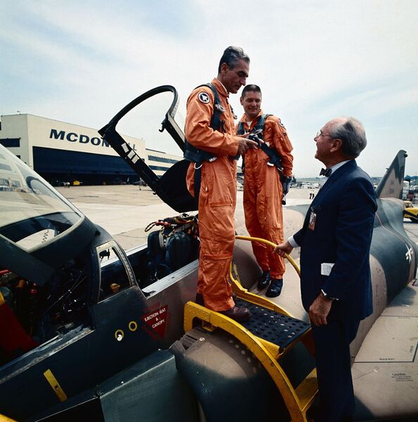 پرونده:ShahanshahAryamehrSt.LouisFlyingF-4-June1968.jpg