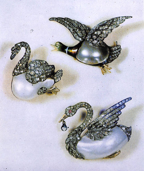 پرونده:PearlBroochRoyalJewelleryIran.jpg