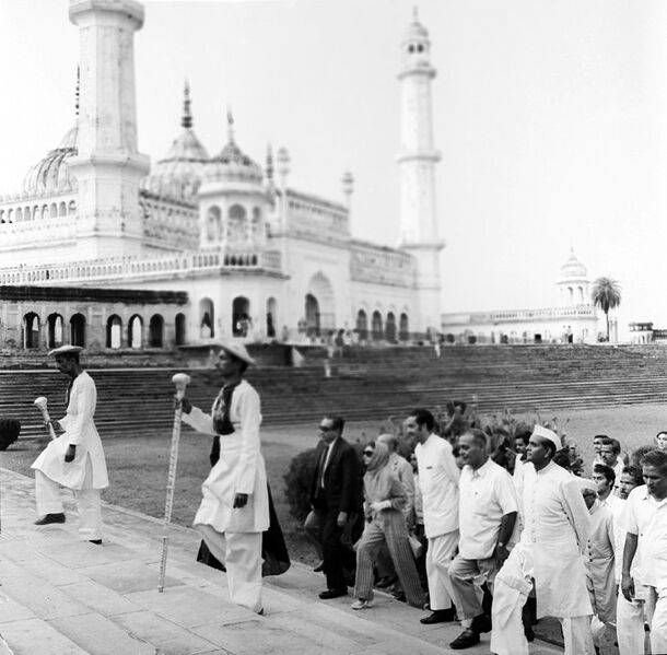 پرونده:PrincessAshrafVisitedAsafiImambaraLucknowIndia1352a.jpg