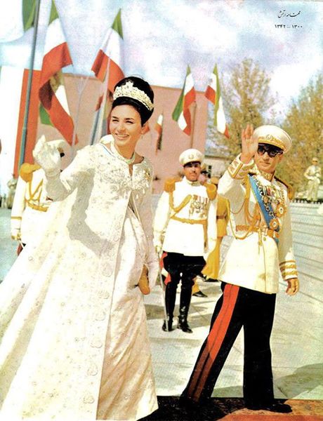 پرونده:Shahanshah ShahbanouOpeningMajlis1342.jpg