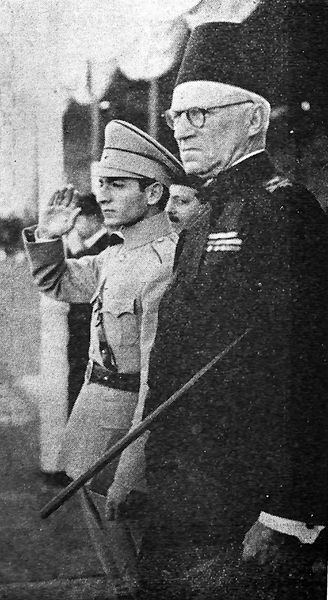 پرونده:MRPahlaviCrownPrincePoliceUni1.jpg