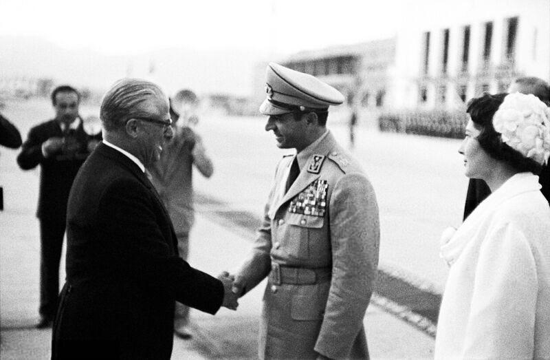 پرونده:ShahanshahArrivalItalianPresidentGronchiTehran1336.jpg