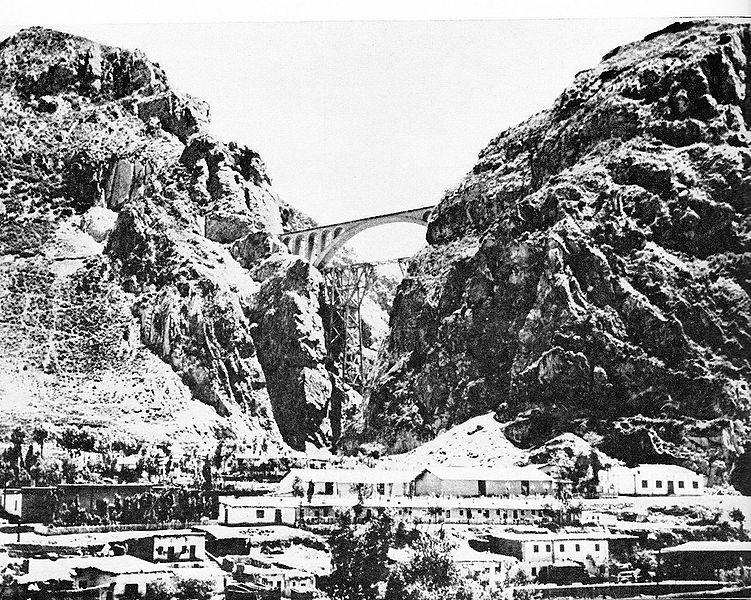 پرونده:BridgetoTransIranianRailway.jpg