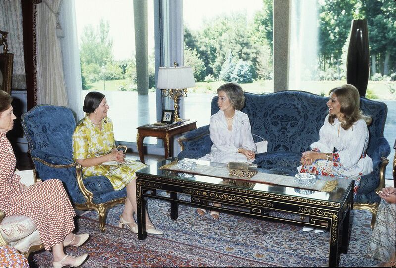 پرونده:ShahbanouFarahPahlaviVaQueenSofia1978Tehran8.jpg