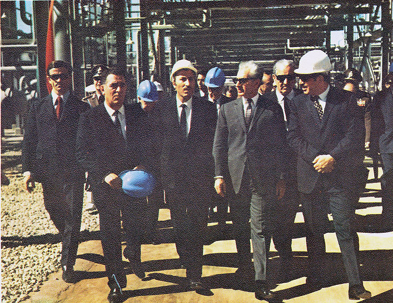 پرونده:Shah visits AbadanPetrochemical.jpg