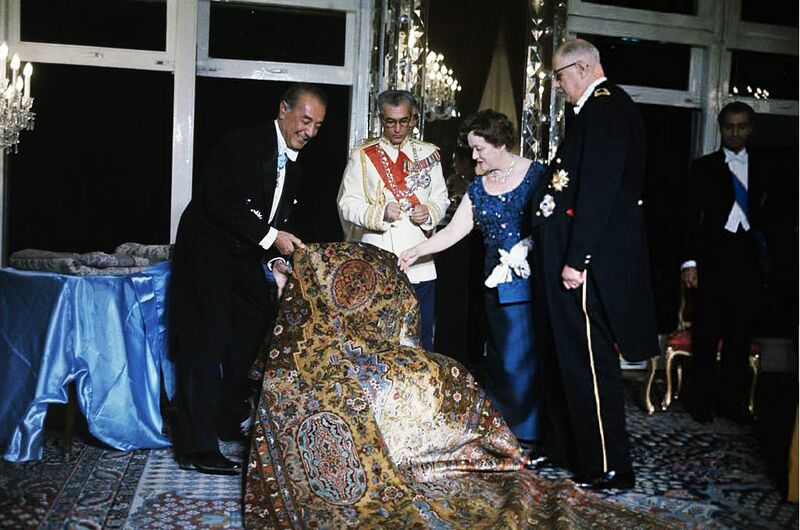 پرونده:ShahanshahShahbanouPresidentdeGaulleGolestanPalace1342a.jpg