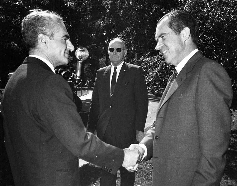 پرونده:ShahanshahAryamehPresidentNixomFarewellAban1348.jpg