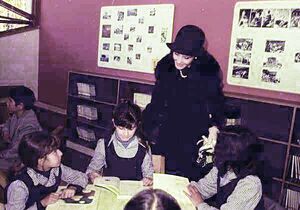 FarmaniehTehran FirstLadyVisit ItalianSchoolAzar1353f.jpg