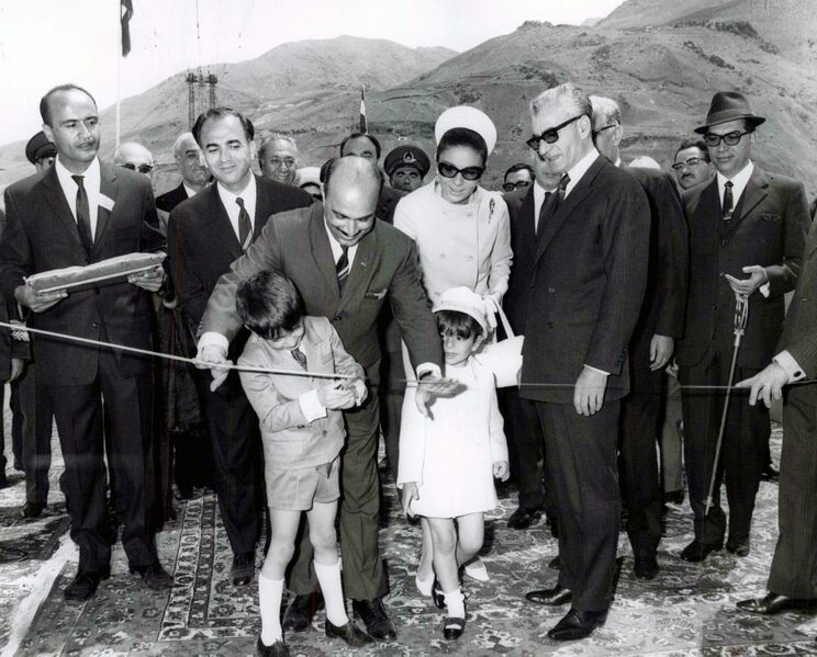 پرونده:ShahanshahShahbanouOpeningFarahnazDam1346a.jpg