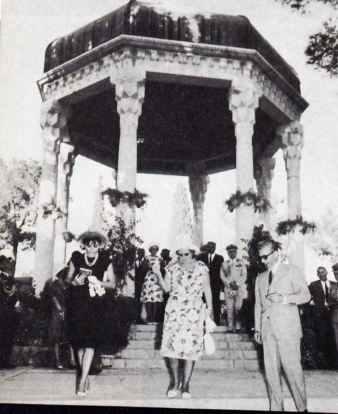 پرونده:ShahanshahQueenHollandShiraz1342.jpg