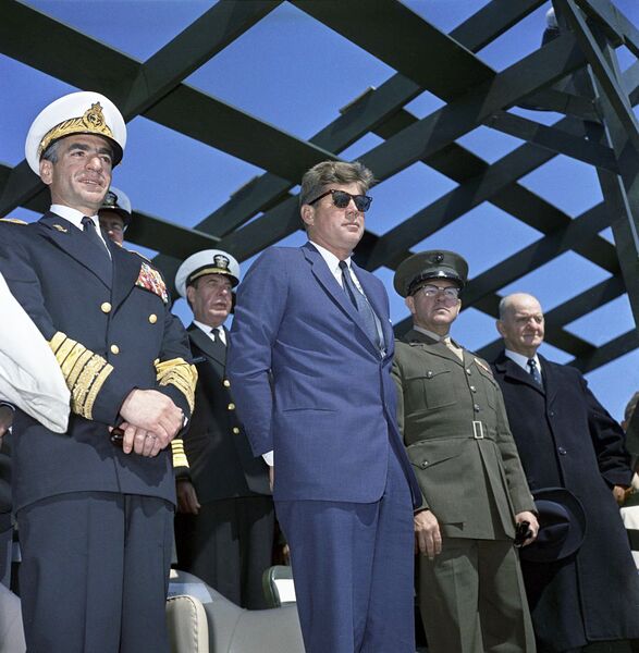 پرونده:ShanshahVisitUSMilitaryBaseJFKApril1962.jpg