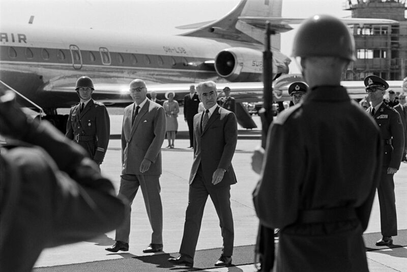 پرونده:ShahanshahAryamehrShahbanouFinlandTir1349Arrival-President KekkonenWelcomeSeutulaAirport2.jpg