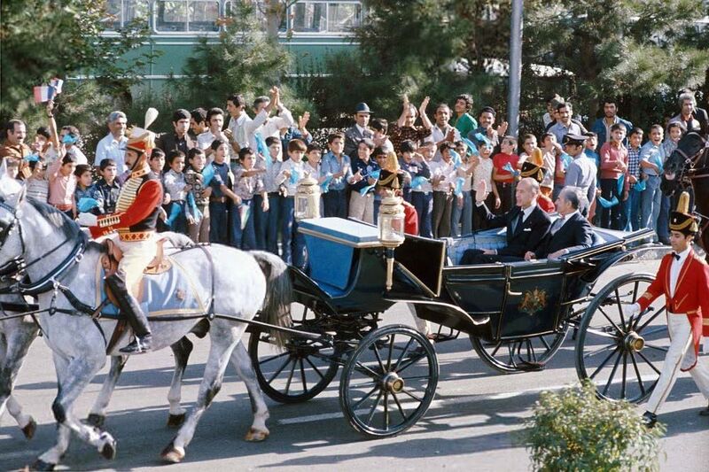 پرونده:ShahanshahAryamehrValéry Giscard d’EstaingTehranArrivalMehr2535d.jpg